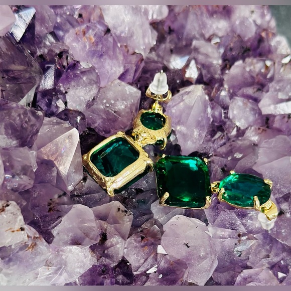 New emerald Cubic Zirconia (nickle-free) gold plated earrings - Picture 2 of 3